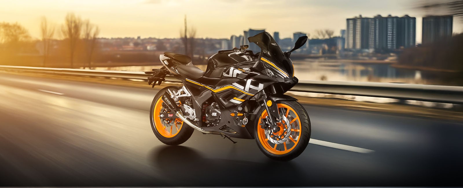 Moto pistera RAPTOR R1 en la pista