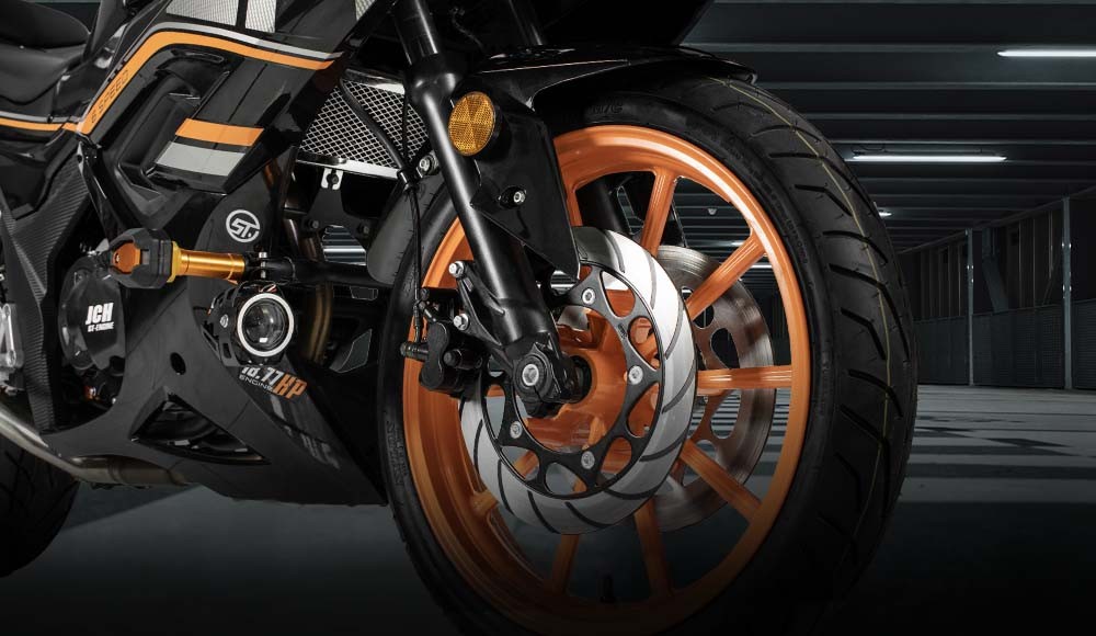 Parte frontal de moto pistera RAPTOR R1